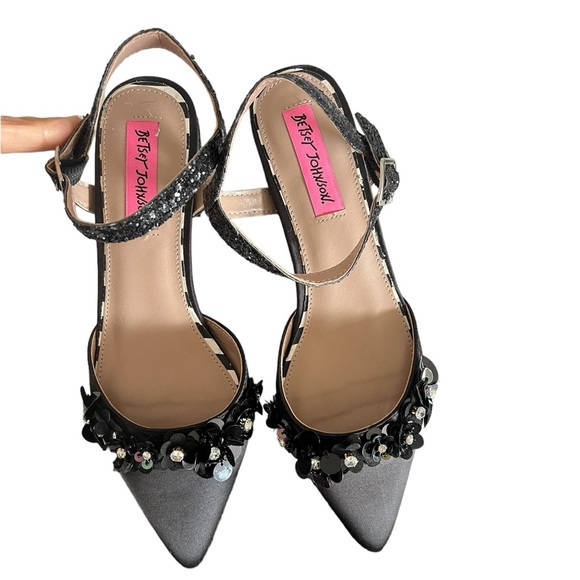 Betsey Johnson Ettah Black Low Heel - Picture 5 of 8